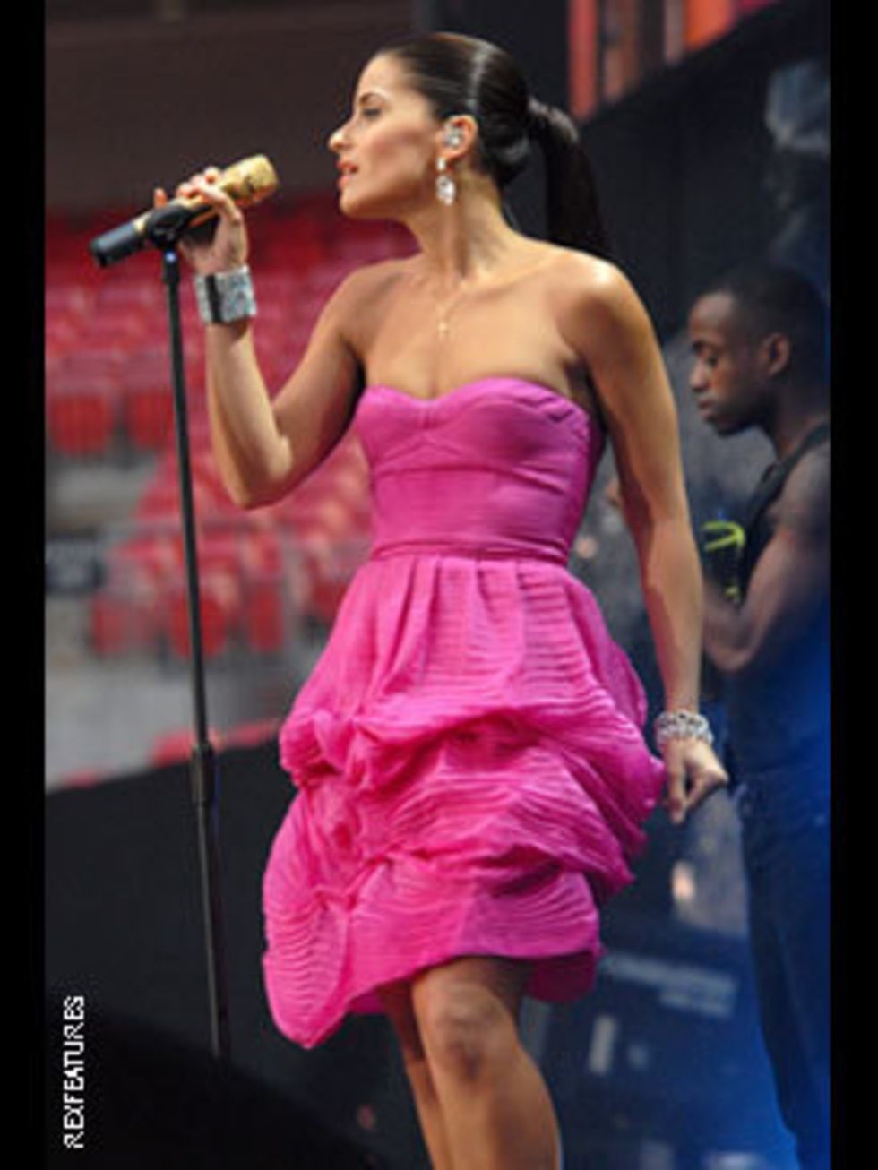 <p>On stage at Live Earth, Nelly rocks hot pink</p>