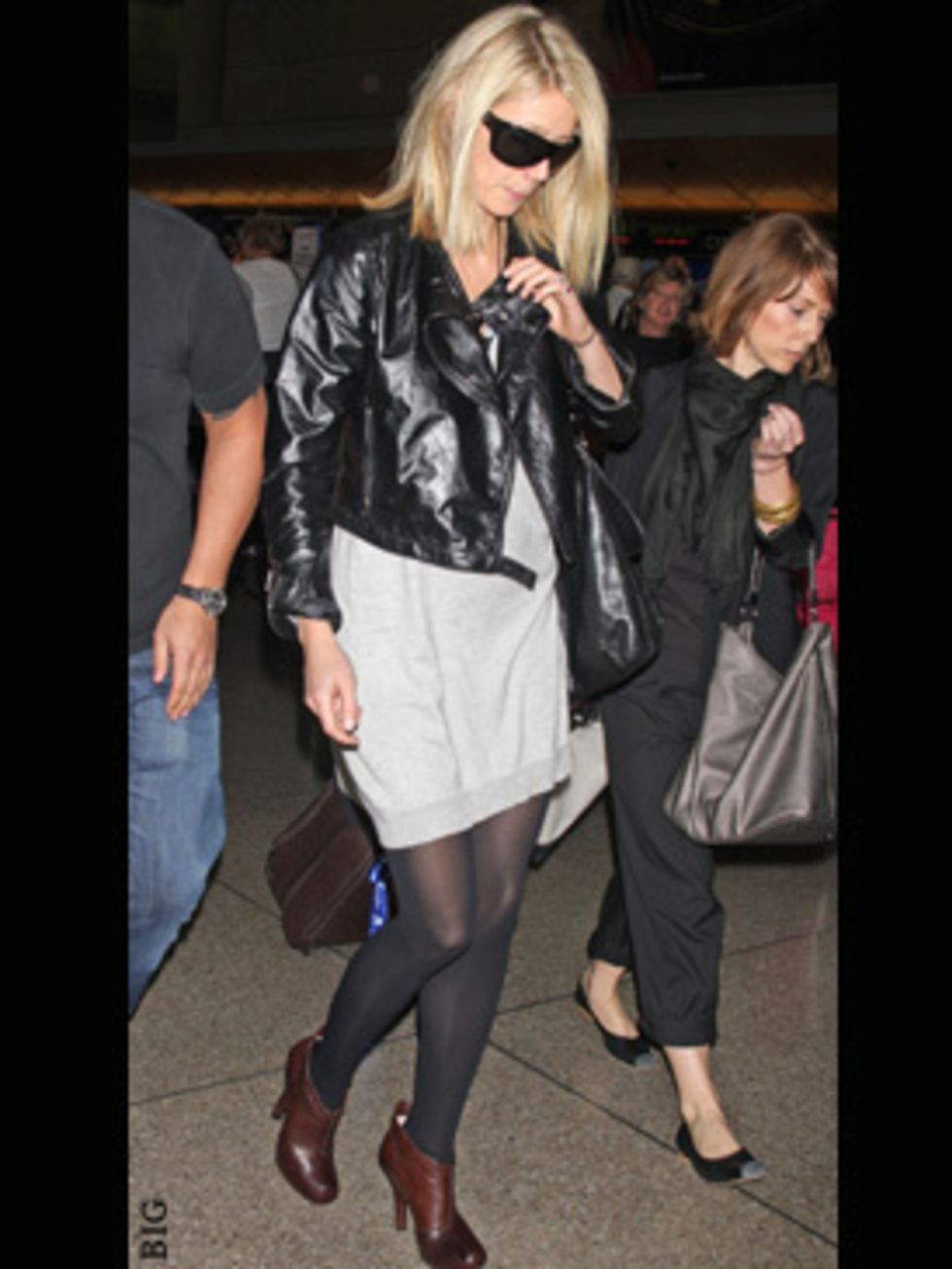 <p>Gwyneth continues her fashion world tour, at the airport toting a giant Roger Vivier 'Lounge' bag.</p>