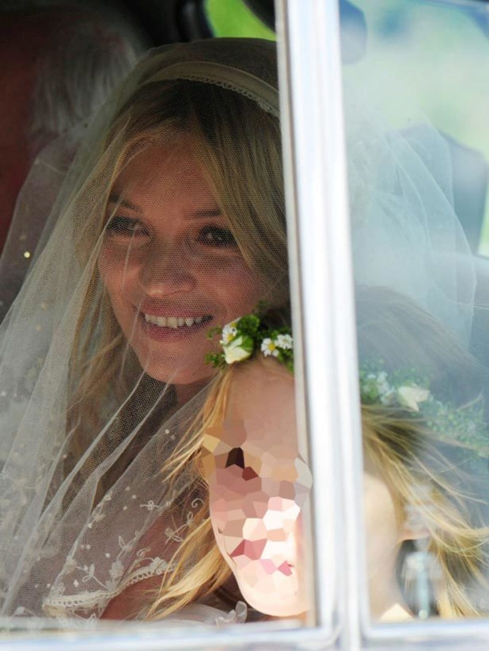 <p>Kate arriving at her wedding</p>