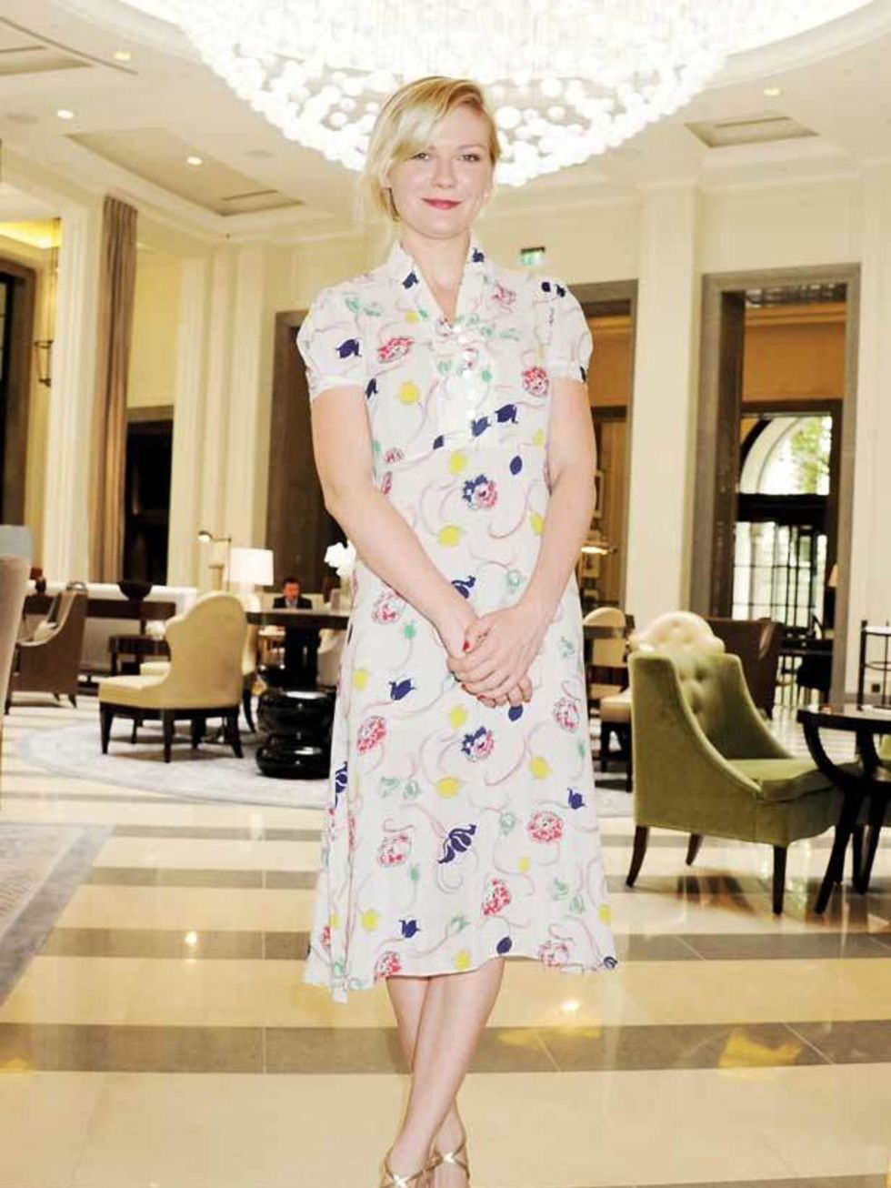 <p>Kirsten Dunst wears a <a href="http://www.elleuk.com/content/search?SearchText=floral+dress&amp;SearchButton=Search">floral</a> sundress with gold strappy sandals at the Corinthia Hotel in London, June 2011.</p>