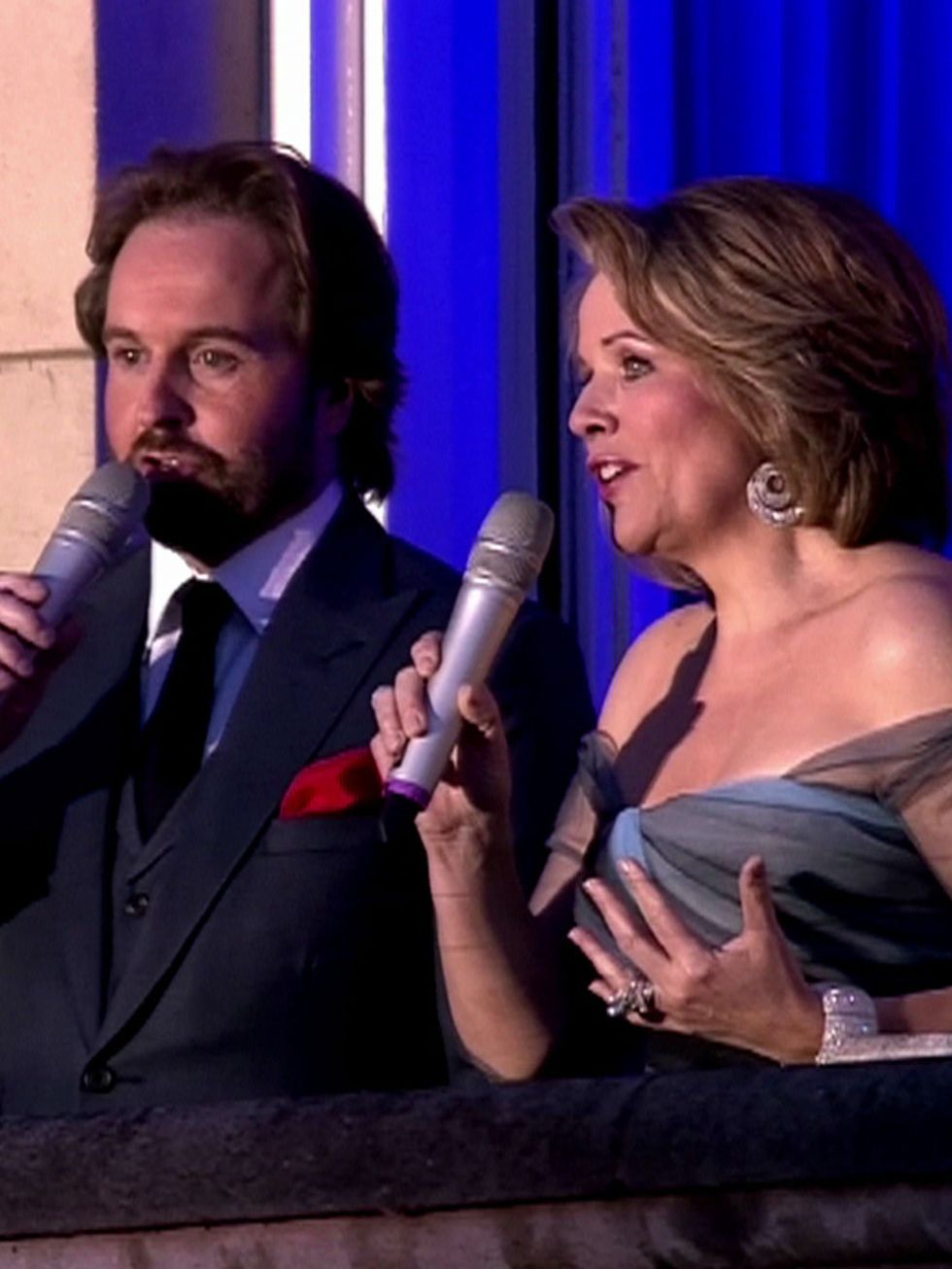 <p>Classical singers Alfie Boe and Renee Fleming sang from the balcony of Buckingham palace at the Diamond Jubilee Concert in London.</p>