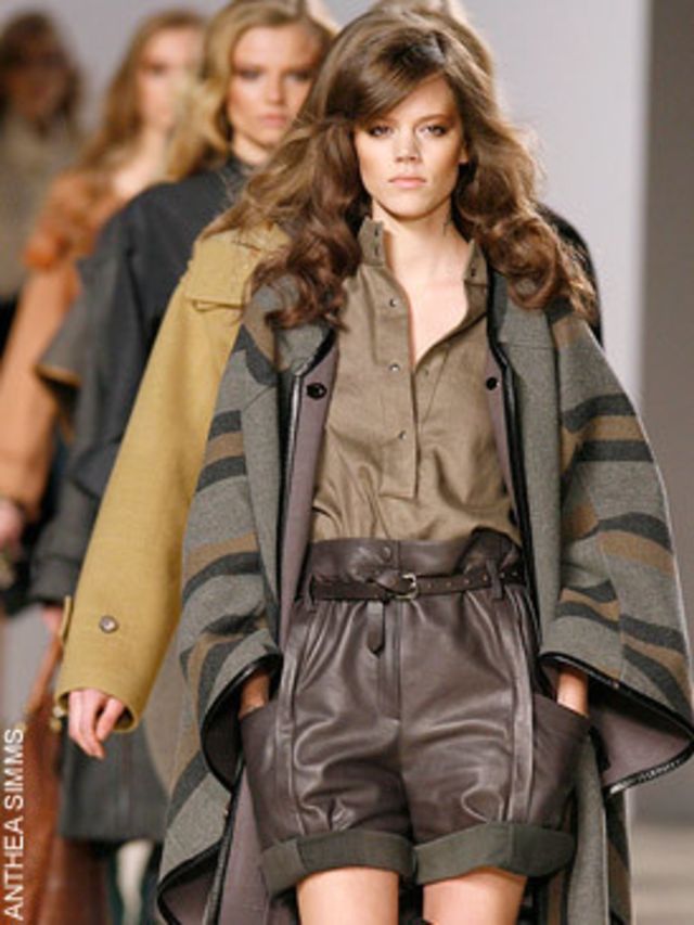 <p><strong><a href="http://features.elleuk.com/fashion_week/74-5-Chloe-autumn-winter-2009.html">Click here to see the show.</a></strong></p><p>For autumn 09, from the hair and make-up right down to the shoes, the eighties was her source of inspiration. Ho