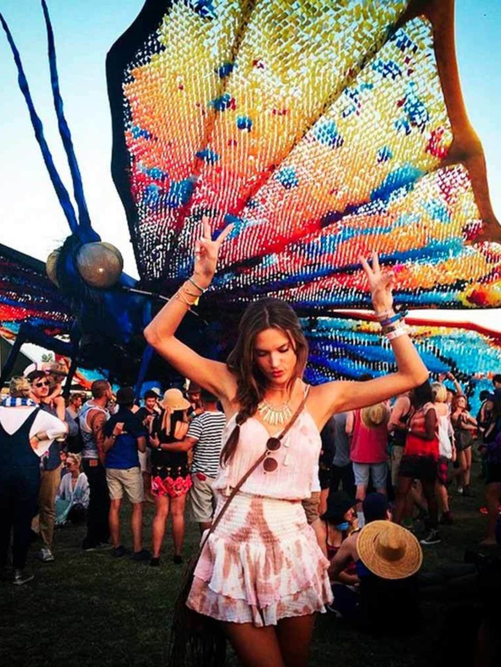 Alessandra Ambrosio (@alessandraambrosio) 

A butterfly on my shoulder #Coachella #foreveronvacation