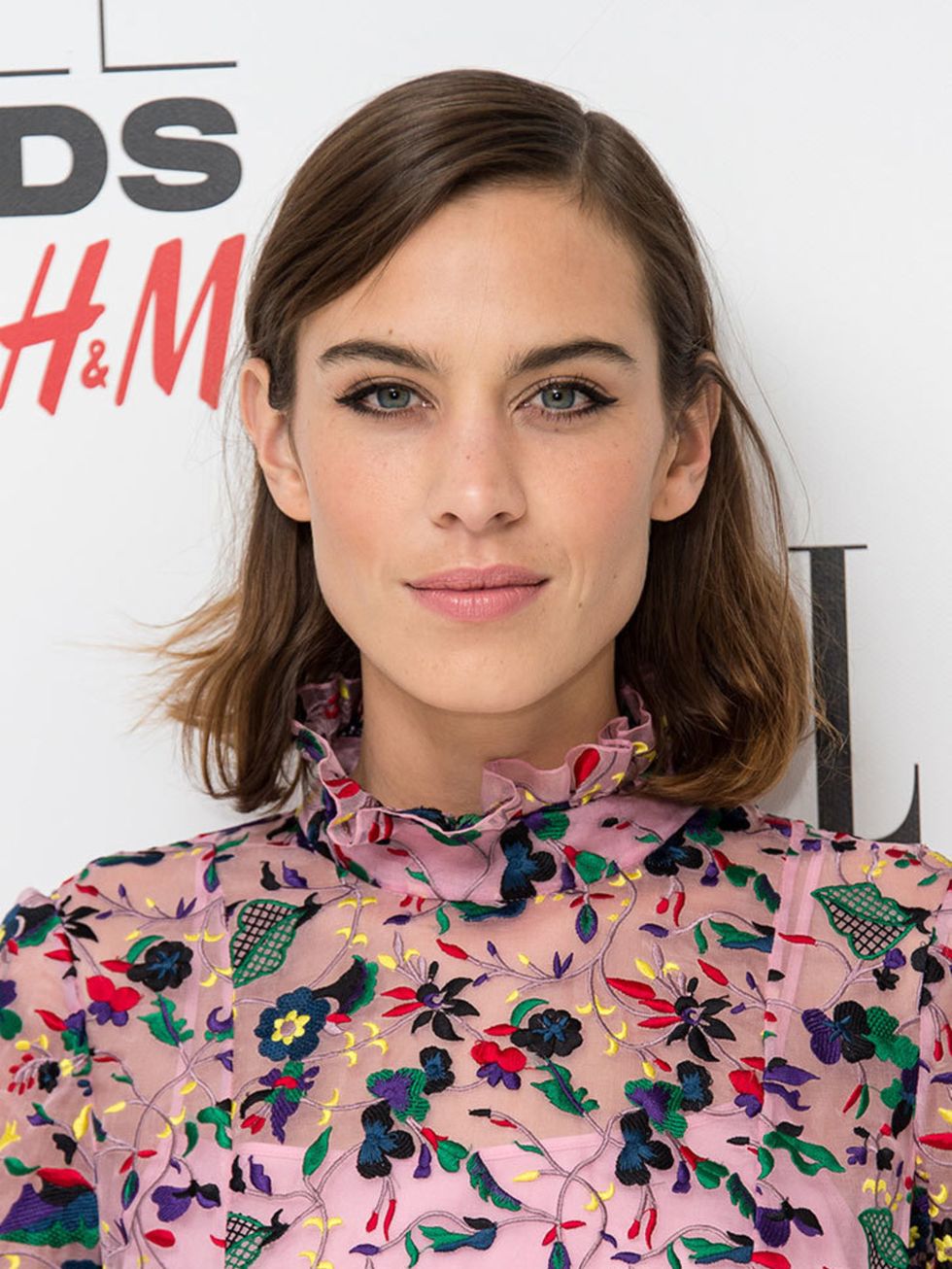 <p><a href="http://www.elleuk.com/elle-style-awards/red-carpet-celebrity-best-dresses-2015#image=1">Alexa</a> keeps it simple with her signature feline liner. The boyish side part works well to balance the ruffled collar on her floral Erdem dress, we love