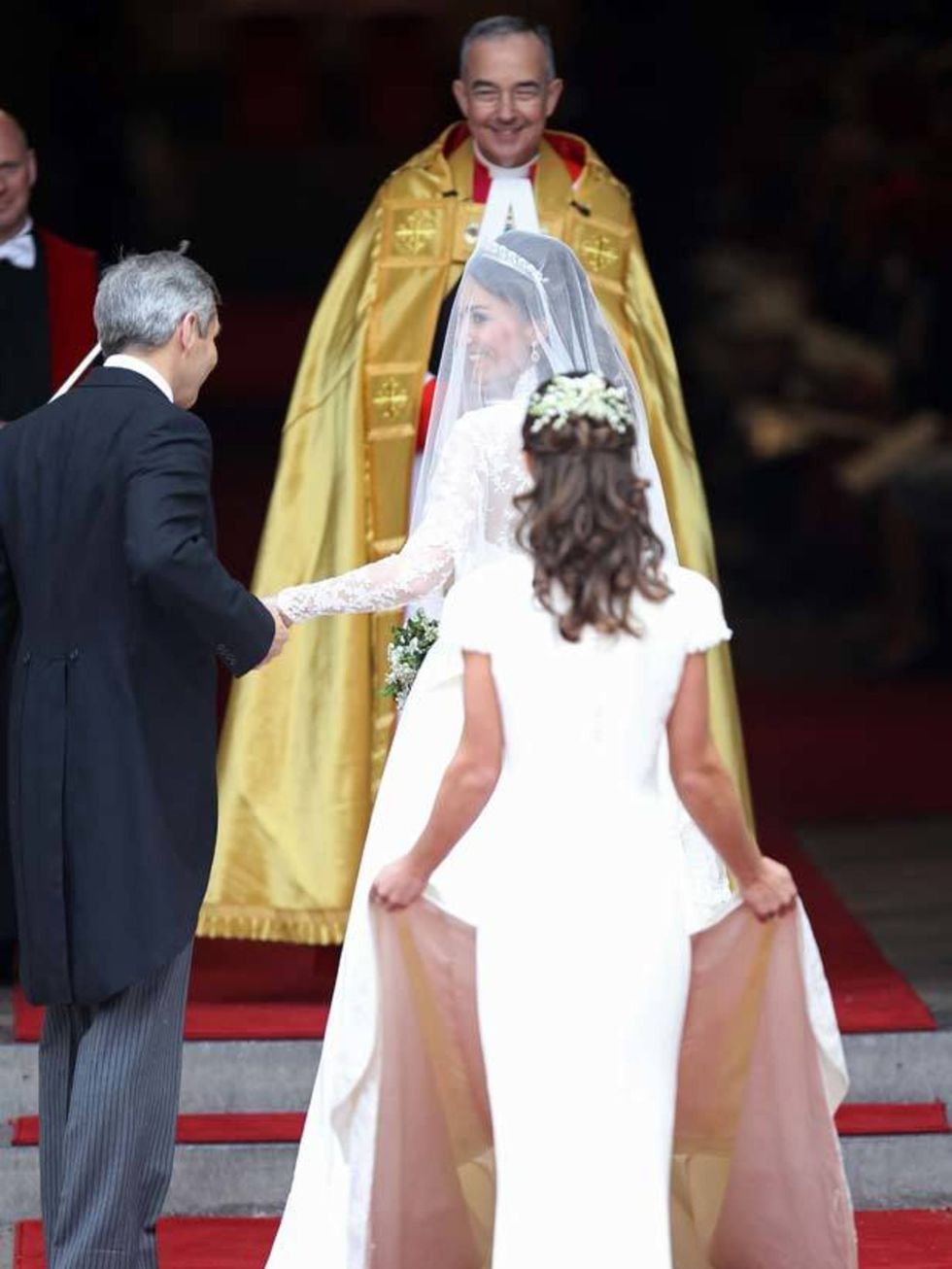 <p><a href="http://www.elleuk.com/starstyle/style-files/(section)/kate-middleton">Catherine</a> preparing to walk into Westminster Abbey</p>