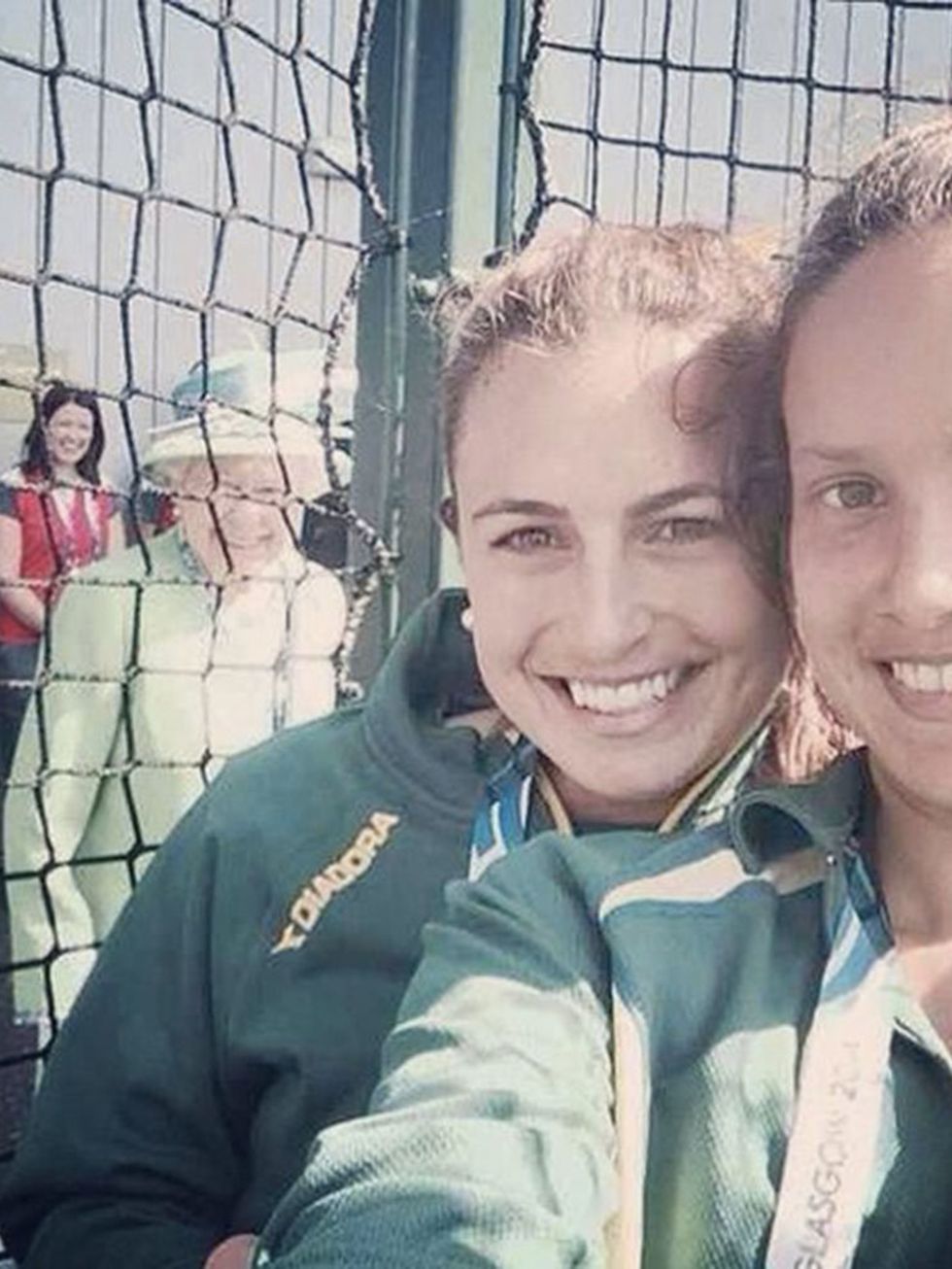 The Queen Photobombs Two Australian Athletes At The Commonwealth Games