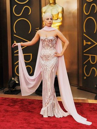 pLady Gaga draagt Atelier Versace s/s 2014 Couture collectie naar de Oscars 2014/p