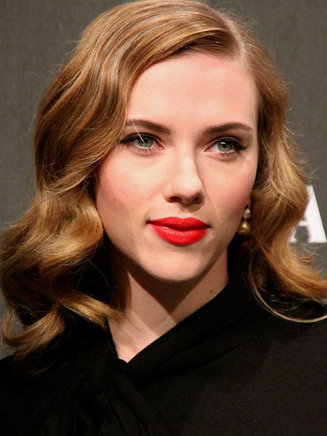 <p>With rich strawberry-blonde hair - waved a la Veronica Lake - a slick of liquid eye-liner, porcelain skin, a dab of blush and true-red lips, Scarlett was the living embodiment of what <a href="http://www.elleuk.com/catwalk/collections/dolce-gabbana/spr
