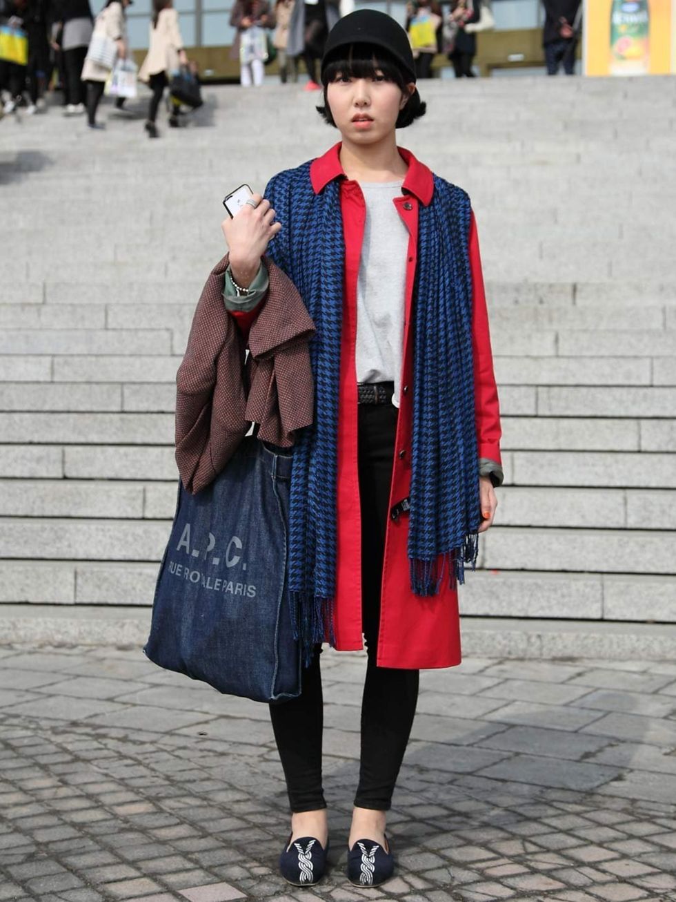 <p>Oh Min Young. Vintage coat, Spice Color top, Low Classic shoes, APC bag.</p>