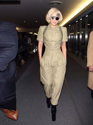 pLady Gaga chega ao Japão para promover o seu novo álbum emArtpop /emin a khaki jumpsuit, Novembro de 2013./p