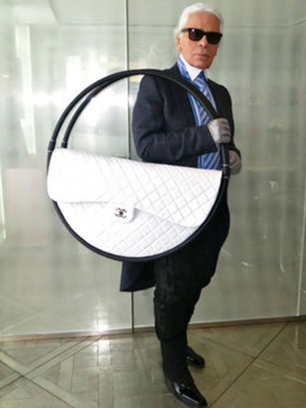 Karl Lagerfeld models a totally normal hula hoop bag at Paris fashion week:  look of the day, Fashion