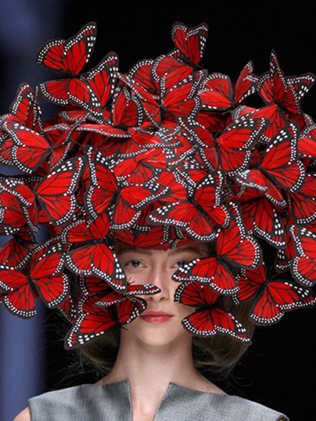 butterfly_headdress_of_hand-painted_turkey_feathers_philip_treacy_for_alexander_mcqueen_la_dame_bleu_spring_summer_2008_copyright_anthea_sims_1