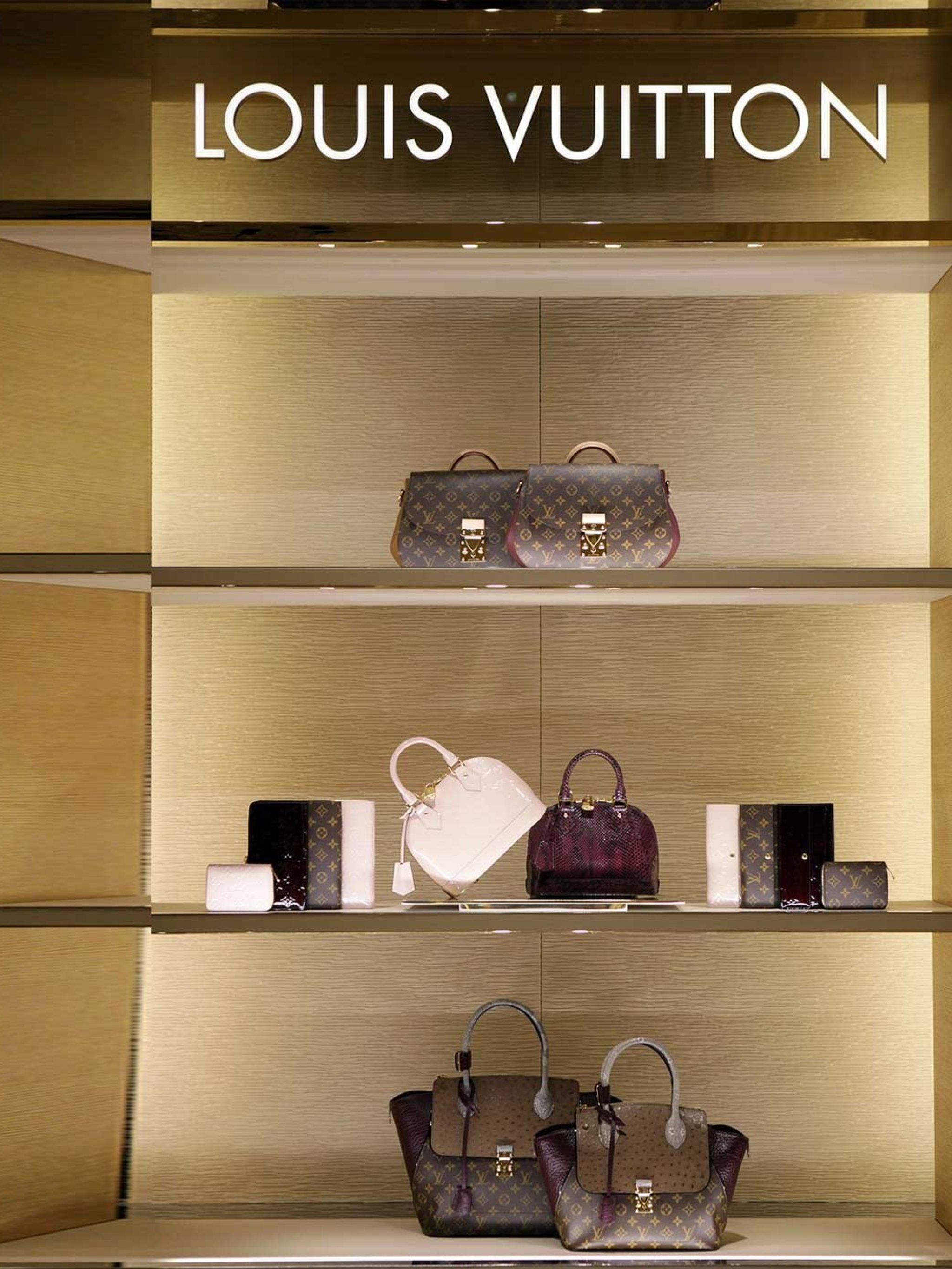 Louis Vuitton, Loewe and More Take the Spotlight at Selfridges Exhibit –  Fonjep News, Louis Vuitton monogram 2019 pre-owned monogram Pallas satchel  bag