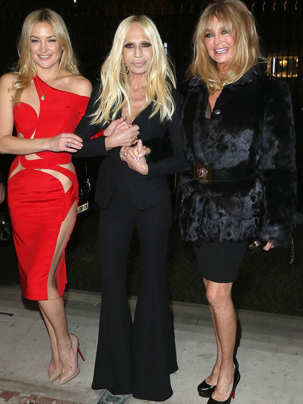 <p>Kate Hudson, Donatella Versace and Goldie Hawn at the Versace Couture show.&nbsp;</p>