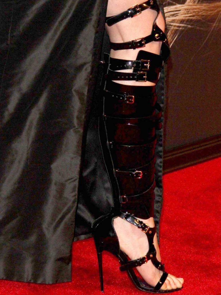 Anna Hathaway wears bespoke Tom Ford bondage boots to Les Miserables ...