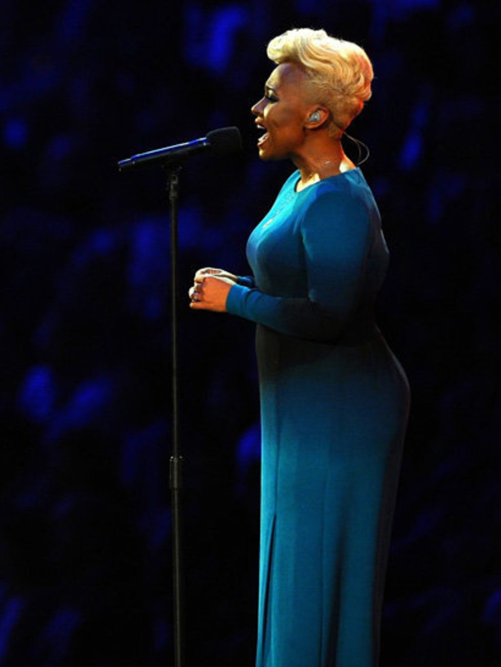 <p>Emeli Sande wears Jonathan Saunders as she sings in-front of a global audience for the 2012 London Olympic Games Opening Ceremony.</p>