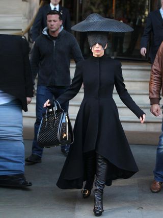 pLady Gaga porte un manteau robe à volants ondulés Alexander McQueen sortant du Langham Hotel, à Londres, en octobre 2013. /p