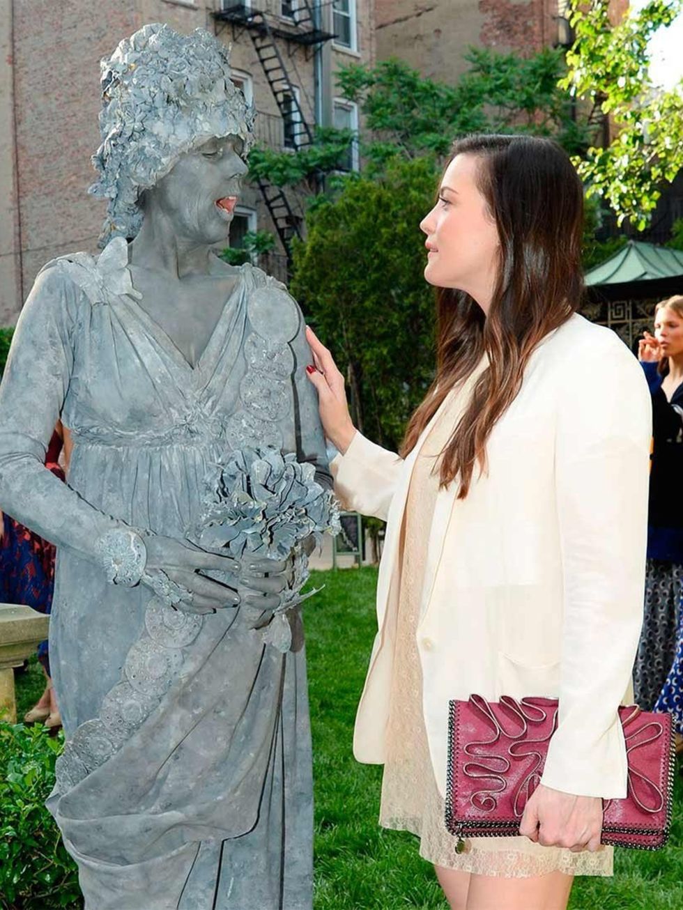 <p>Liv Tyler talking to a human statue at the Stella McCartney spring 2015 presentation.</p>