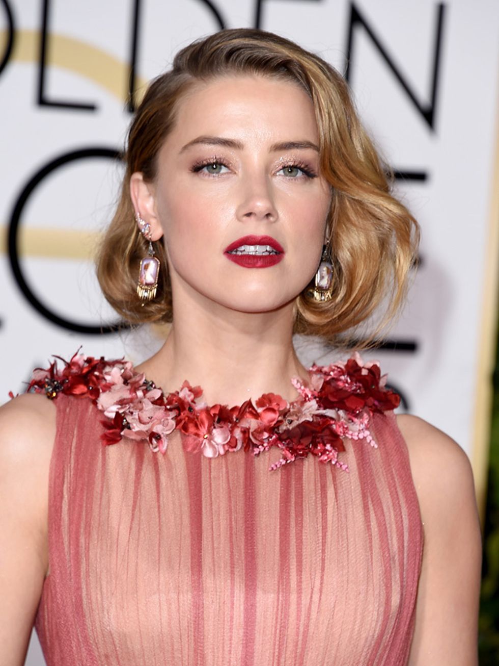 <p>Amber Heard&#39;s elegant faux bob and classic red lip worked perfectly with her delicate dress.&nbsp;</p>