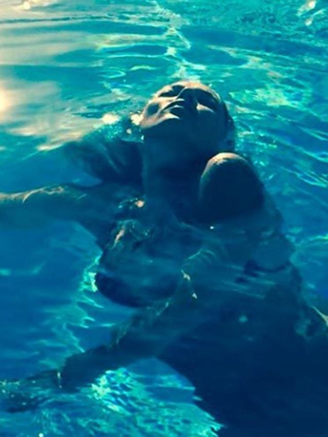 64-celebrity-holiday-2014-instagram-kate-moss-in-pool-by-mert-alas_gzoom