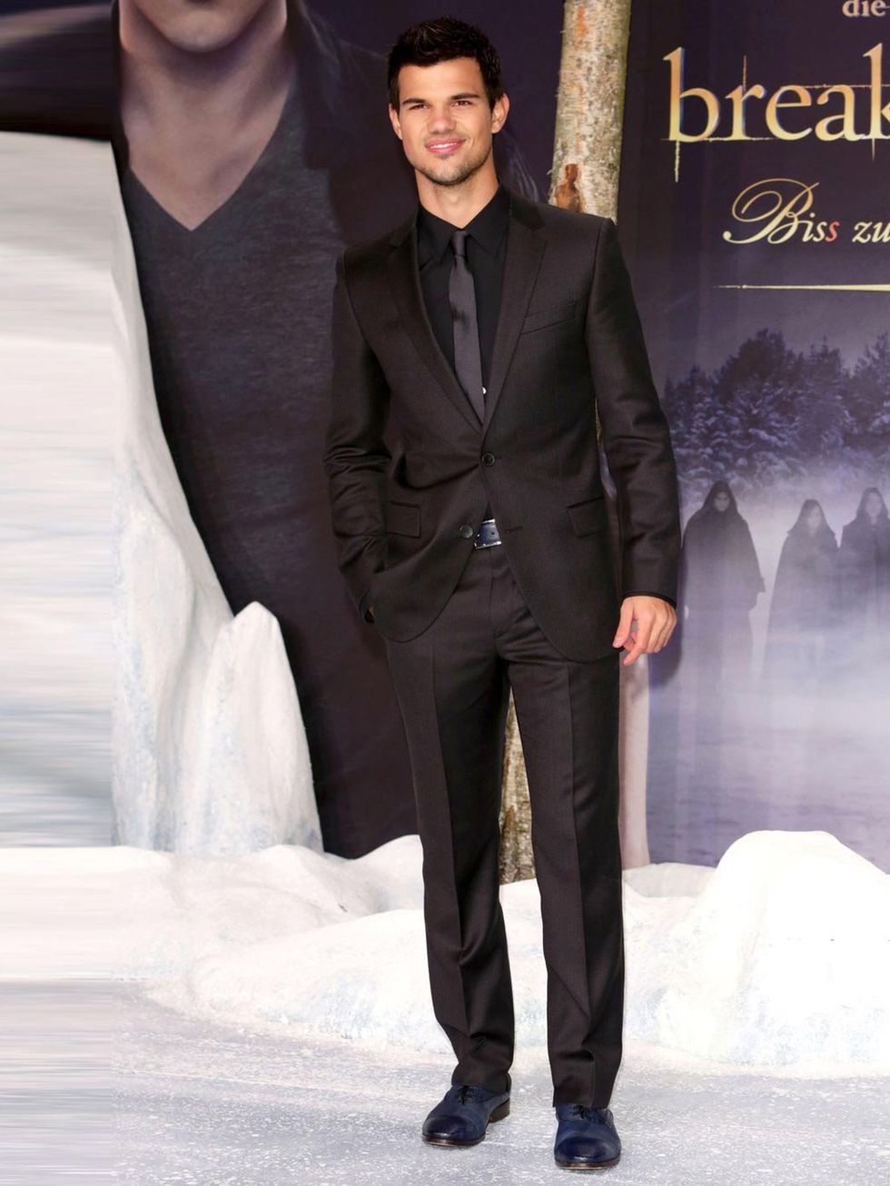 <p>Taylor Lautner wears a black suit, shirt and tie to the Twilight Breaking Dawn Part 2 premiere, Berlin.</p>