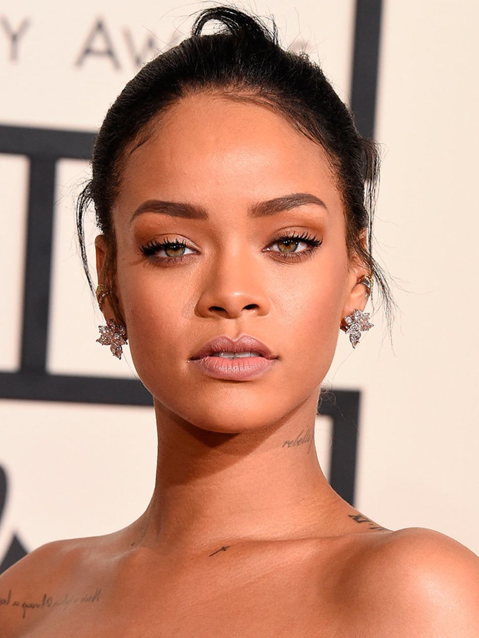 <p><a href="http://www.elleuk.com/beauty/rihanna-mac-make-up-deal-2013">Rihanna</a></p>