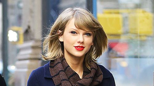 Taylor Swift Steps Out In Green And Red In Nyc