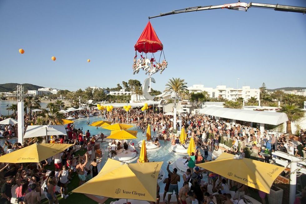Crowd, Tourism, Tent, Leisure, Shade, Public event, Umbrella, Holiday, Canopy, Fair, 