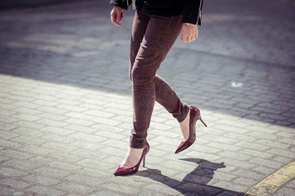 Leg, Brown, Human leg, Joint, Shoe, Denim, Street fashion, Foot, Fashion, Calf, 