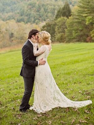 Kelly clarkson wedding dress 2025