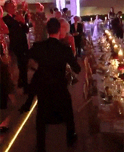 Taylor and Tom HIddleston hit the dance floor at the MET gala 2016 | ELLE UK