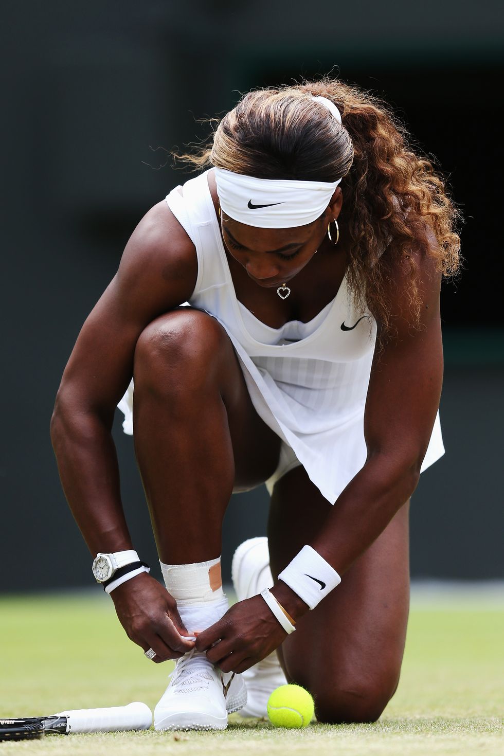 Serena Williams Tying Her Shoes | ELLE UK