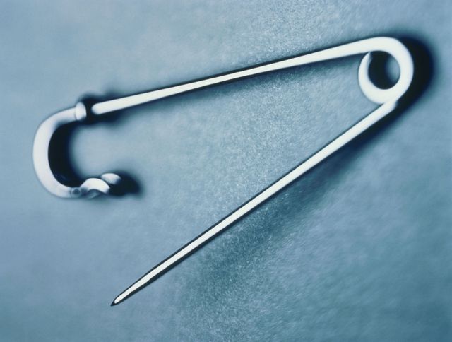 People are wearing a #SafetyPin following post-Brexit crimes | ELLE UK