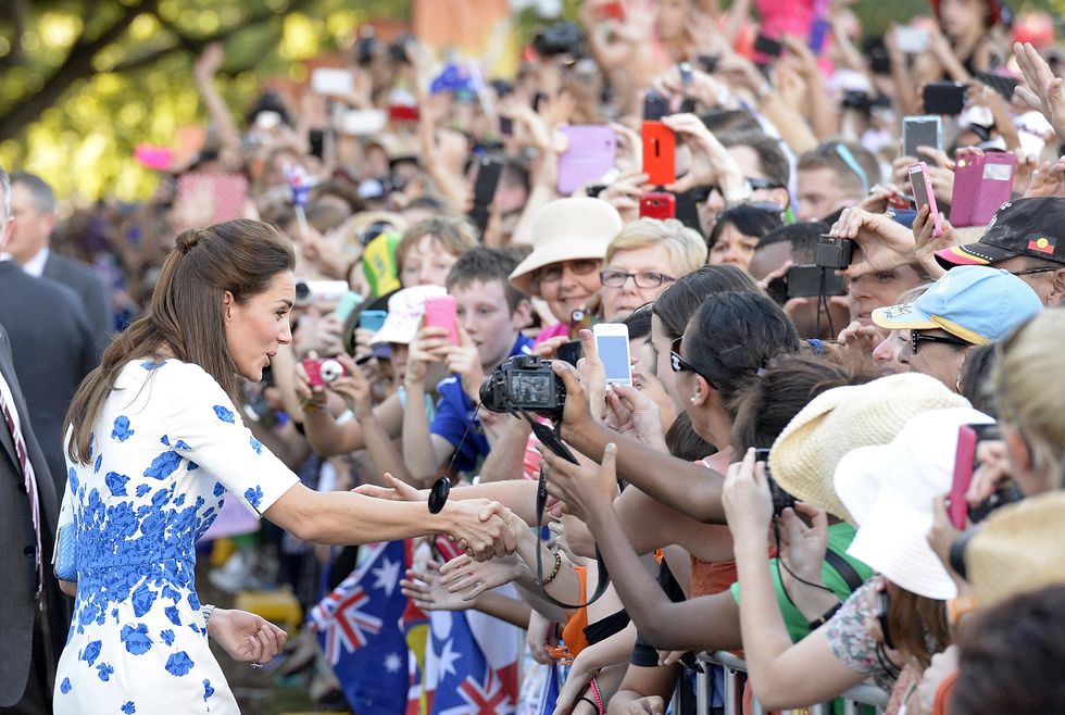 Kate Middleton shakes hands with public | ELLE UK