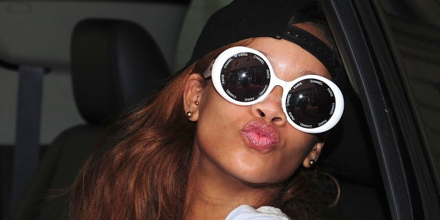 Rihanna blows kiss at paparazzi | ELLE UK