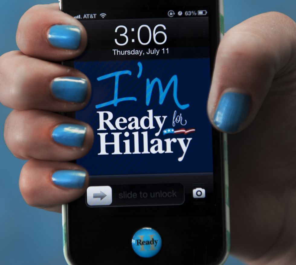 Voters show support for Hillary Clinton on their phone | ELLE UK