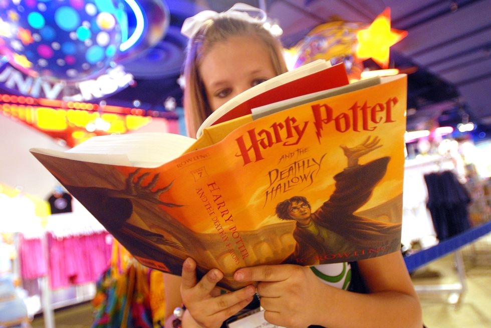Girl reads Harry Potter and the Deathly Hallows | ELLE UK