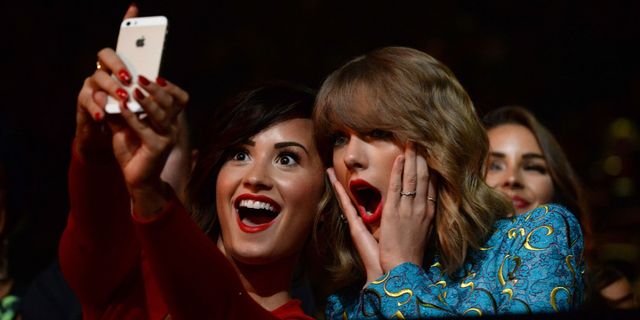 Demi Lovato and Taylor Swift take selfie | ELLE UK