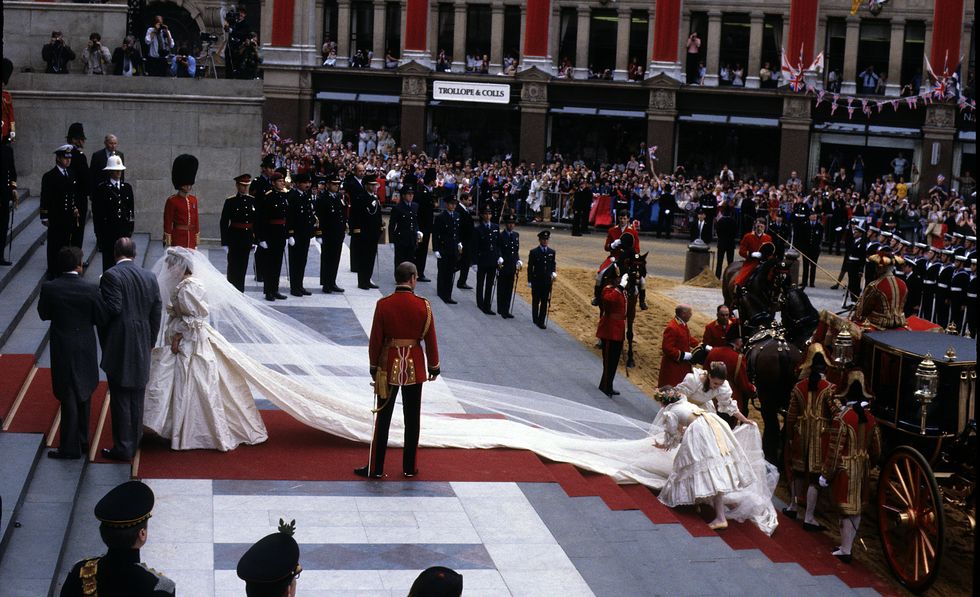 Uniform, Parade, Tradition, Carriage, Ceremony, Chaise, Wagon, Horse and buggy, Military, Fedora, 