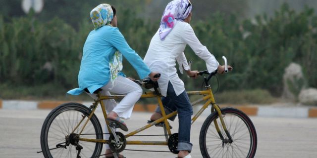 Iranian Women on bikes against fatwa | ELLE UK