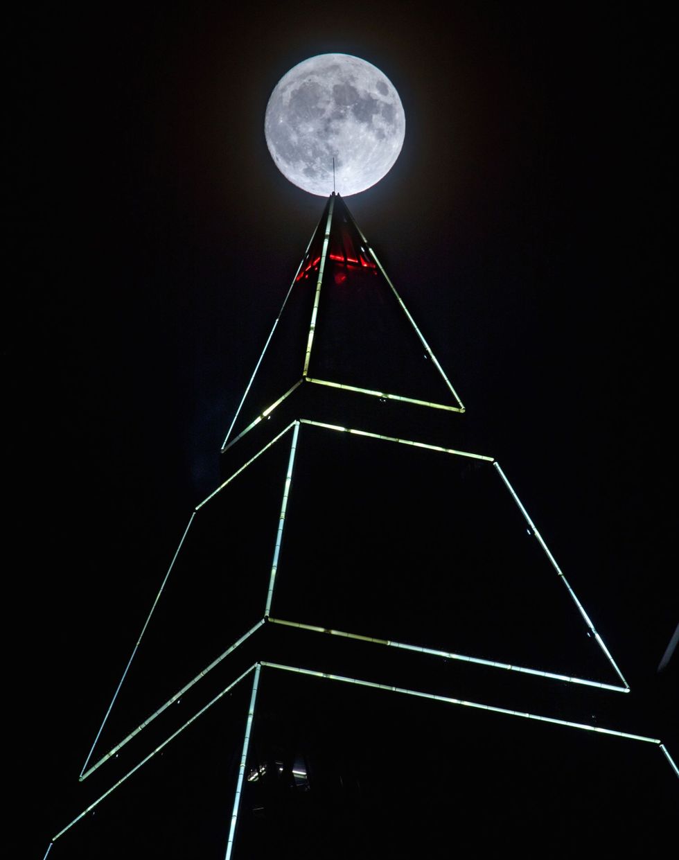 Astronomical object, Night, Moonlight, Celestial event, Darkness, Midnight, World, Moon, Full moon, Triangle, 
