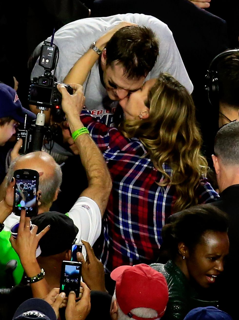 Tom Brady and Gisele Bundchen kiss | ELLE UK