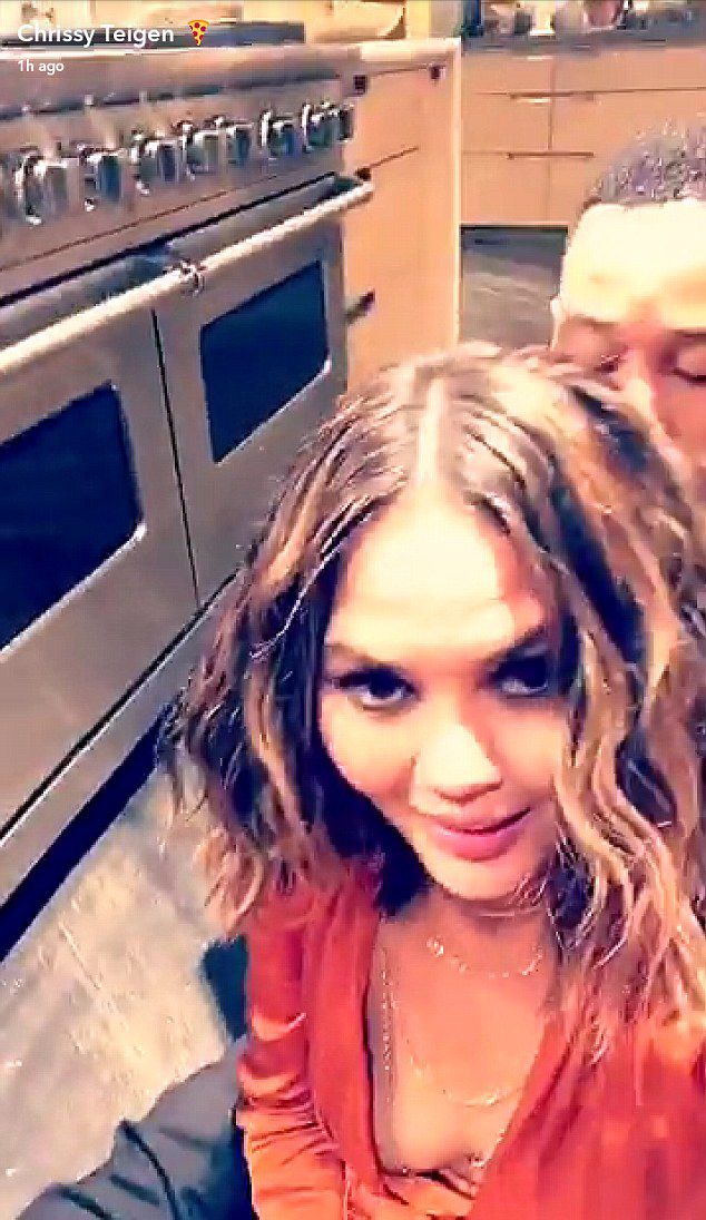 Chrissy Teigen gets John Legend to remove necklace on snapchat | ELLE UK