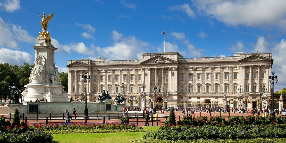 Plant, Cloud, Building, Landmark, Palace, Sculpture, Government, Official residence, Classical architecture, Flag, 