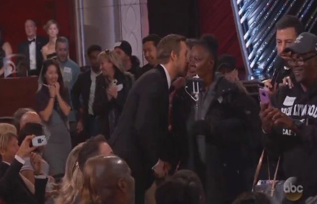 Ryan Gosling Oscar kiss | ELLE UK