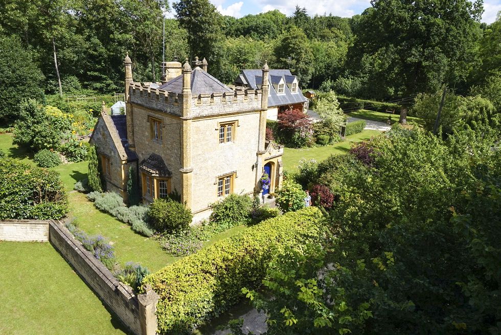 Property, Estate, Building, Mansion, Château, House, Manor house, Castle, Garden, Stately home, 