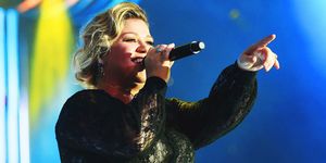 Kelly Clarkson Responds to Fat Shamer