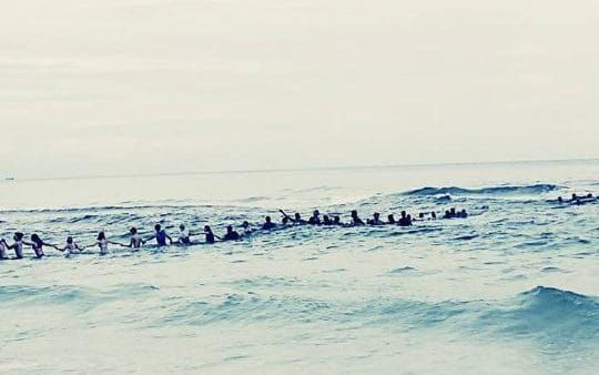 80 beachgoers link up to save a drowning family in the sea in Panama City Beach | ELLE UK