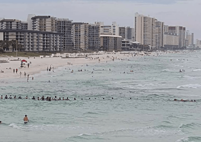 80 beachgoers form together to save a drowning family in Panama City Beach | ELLE UK
