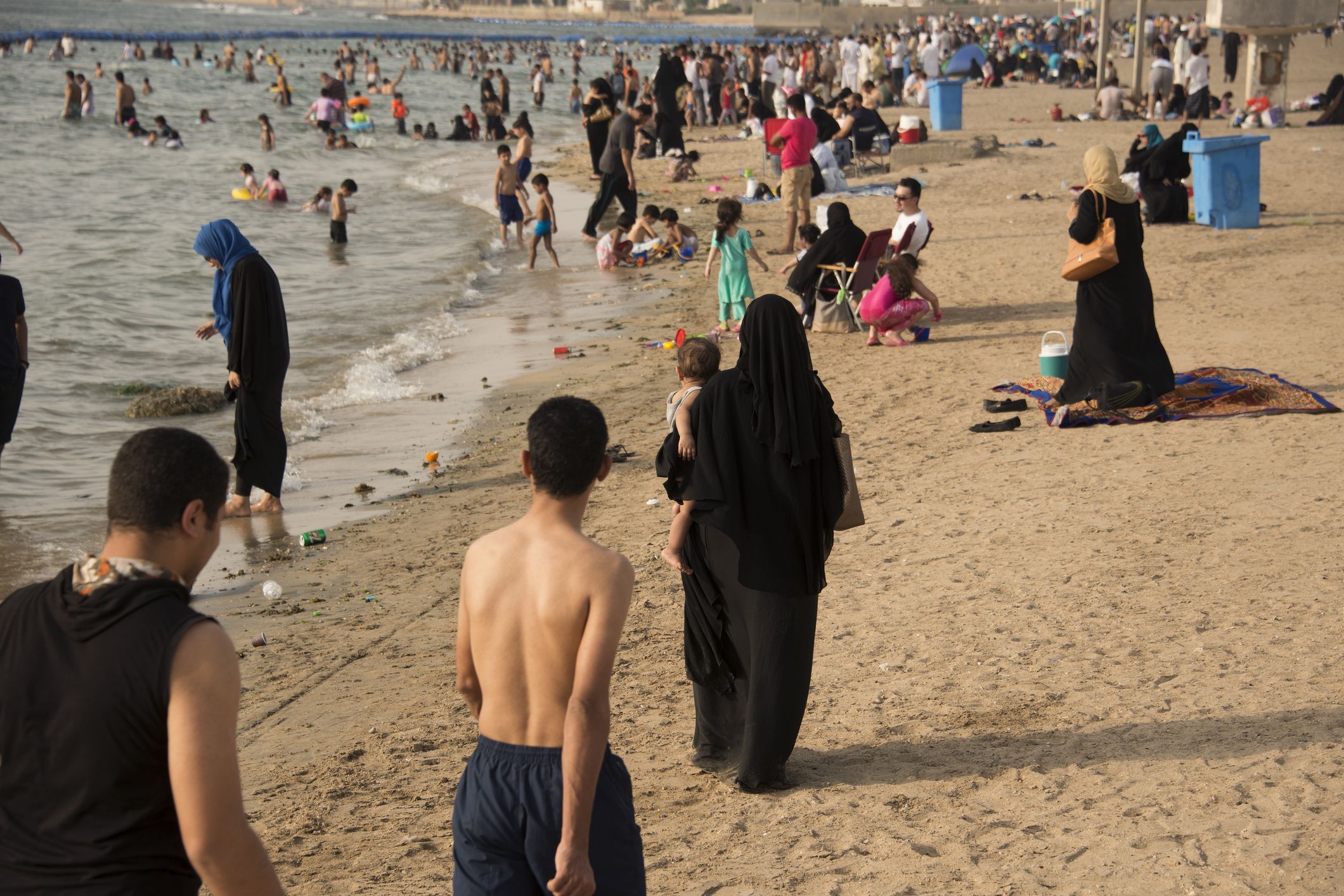Отдых в саудовской аравии. Саудовская Аравия Джидда море. Саудовская Аравия пляжи. Мусульманский пляж. Мусульмане на пляже.
